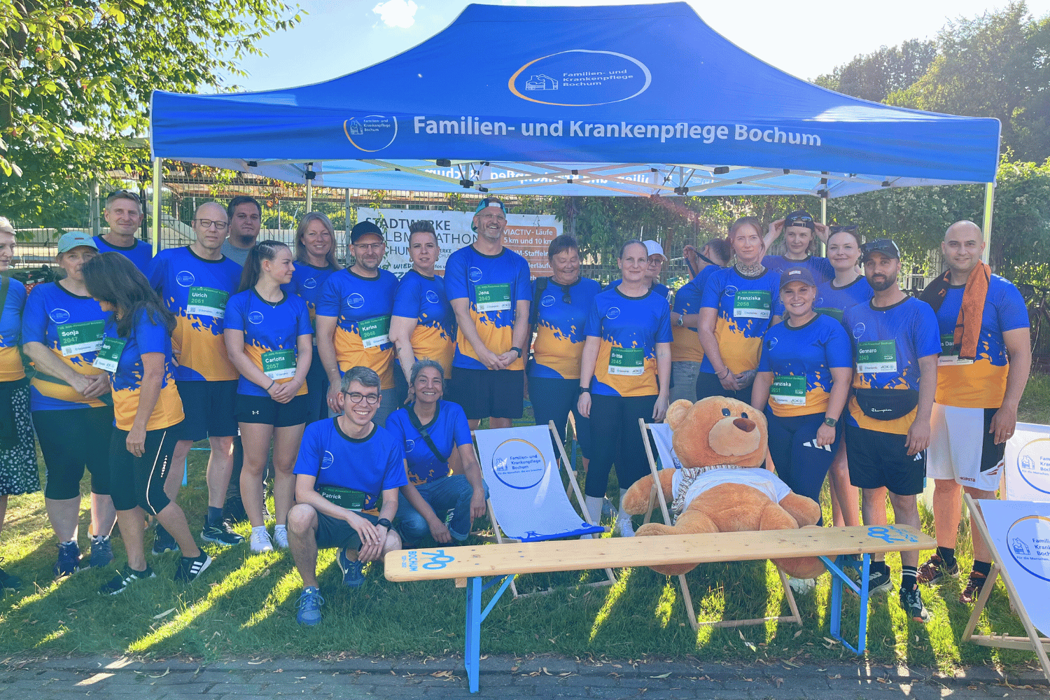 Ein Gruppenbild des Teams der Familien- und Krankenpflege Bochum beim AOK Firmenlauf 2025