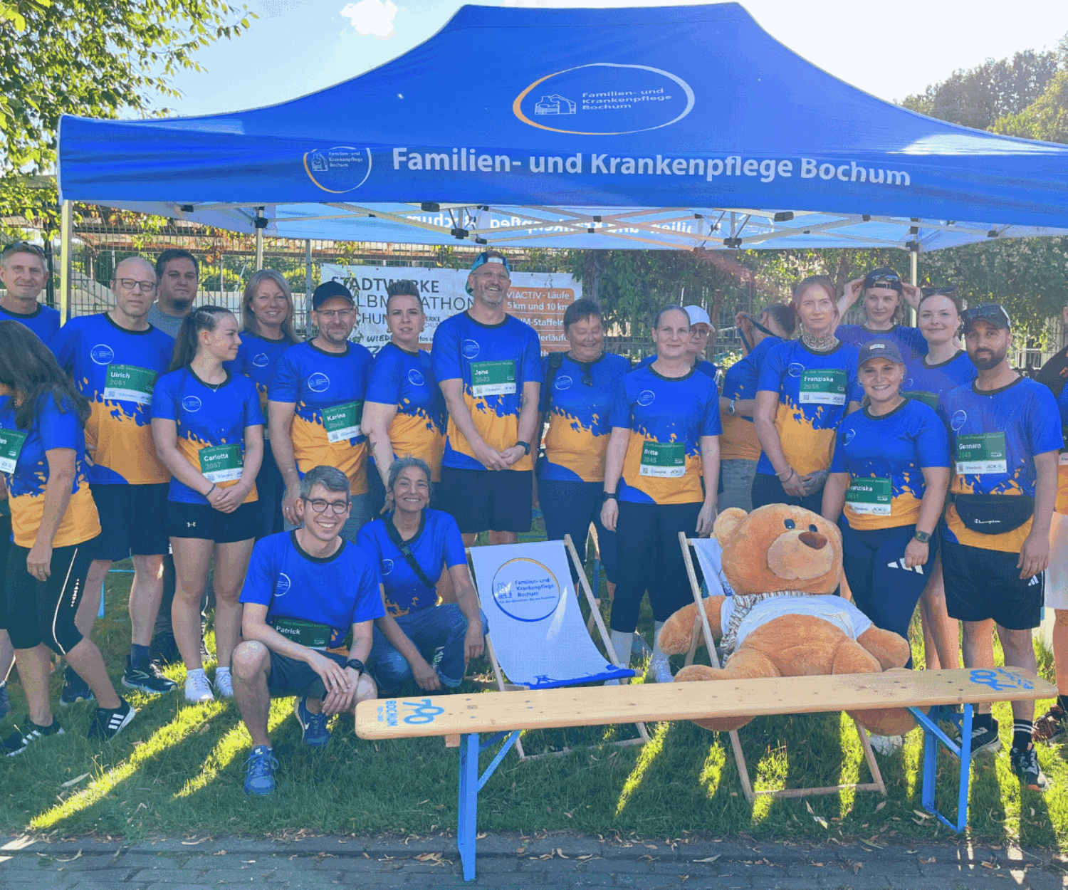 Ein Gruppenbild des Teams der Familien- und Krankenpflege Bochum beim AOK Firmenlauf 2025