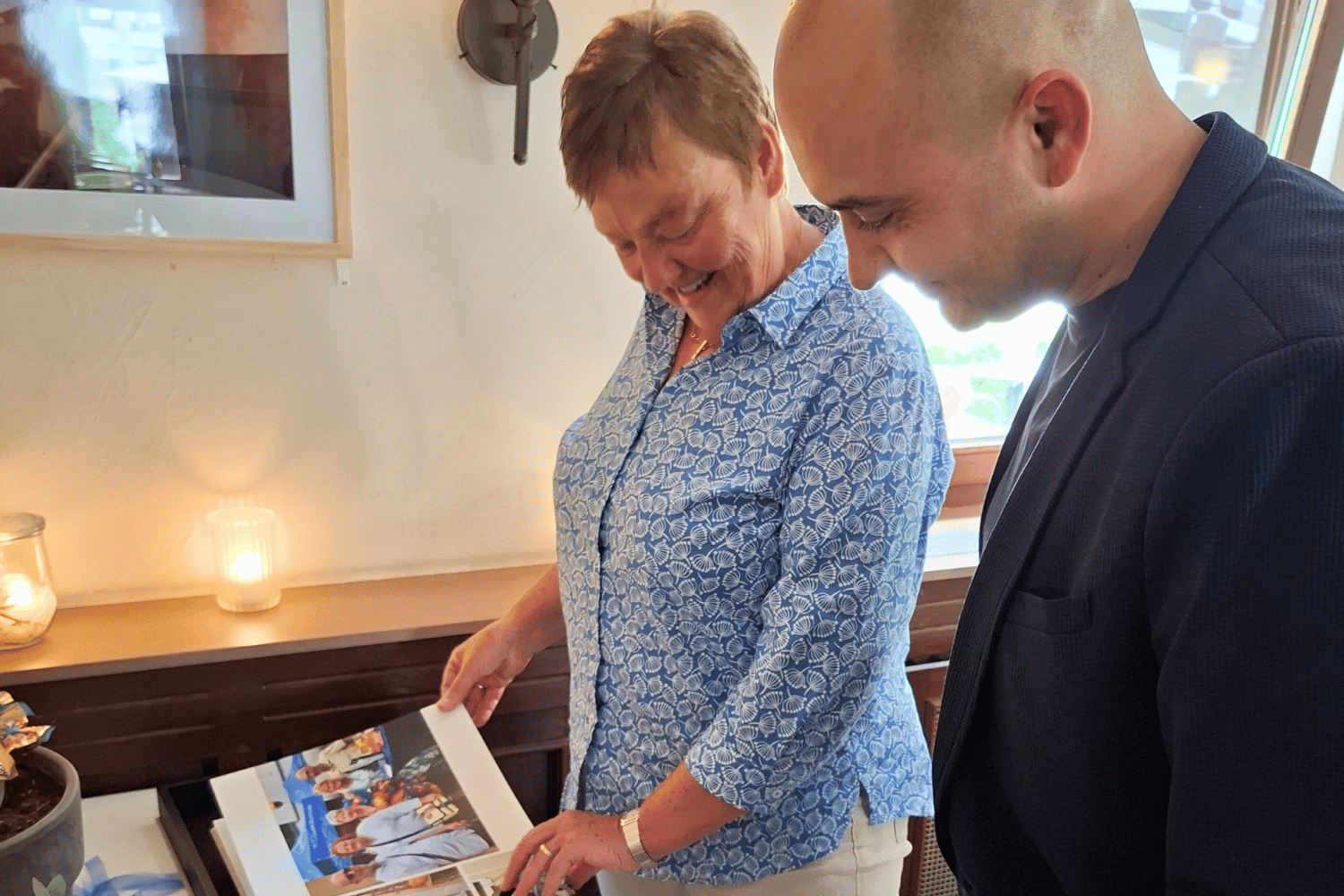 eine Frau blättert in einem Fotoalbum