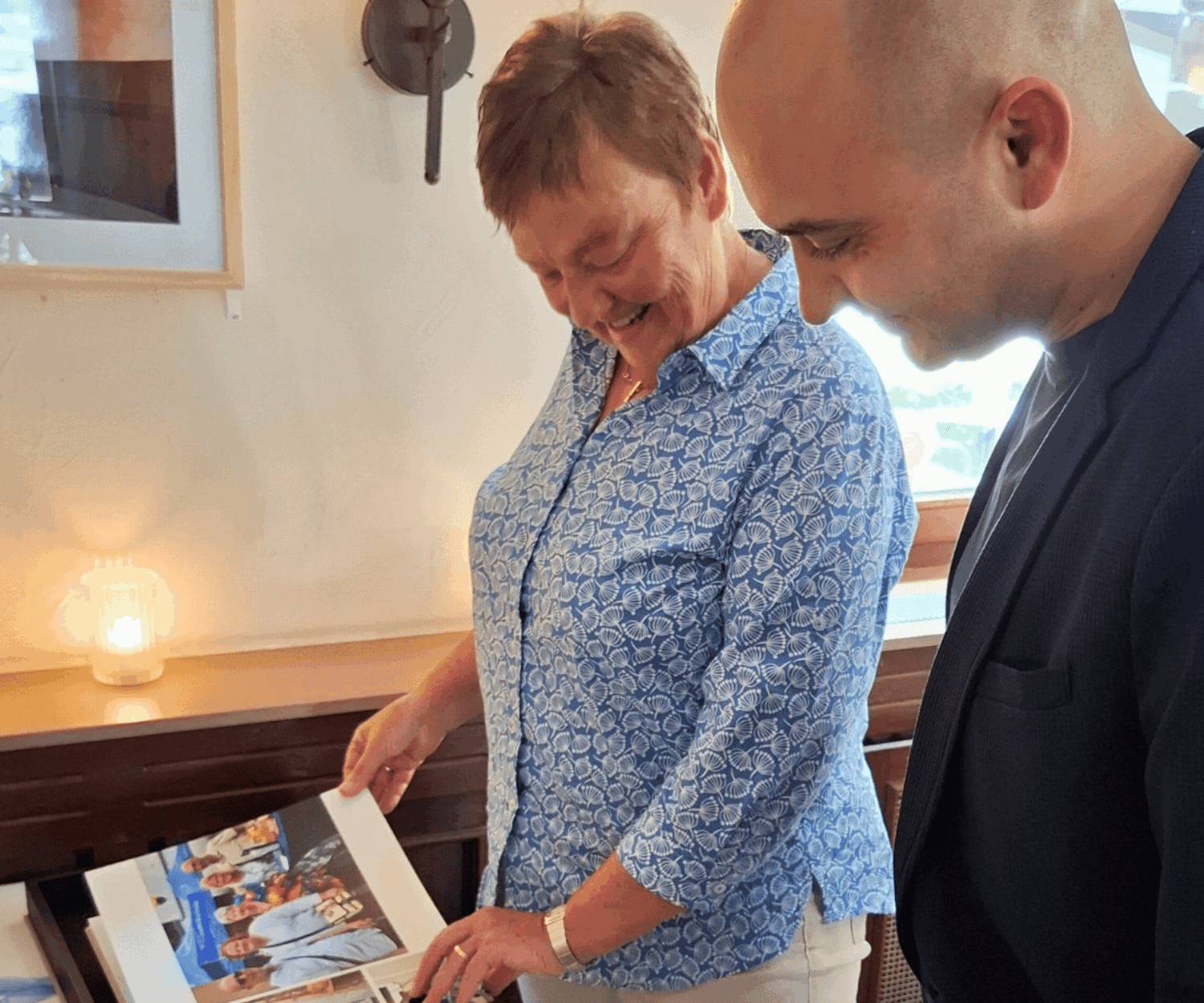 eine Frau blättert in einem Fotoalbum