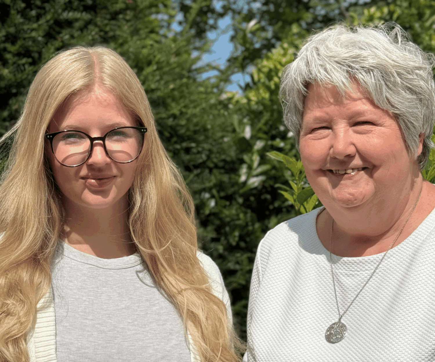 Das Bild zeigt eine junge Frau mit blonden langen Haaren und Brille neben einer älteren Frau mit kurzen grauen Haaren.Es wird die neue Auszubildende vorgestellt neben der Personalchefin.