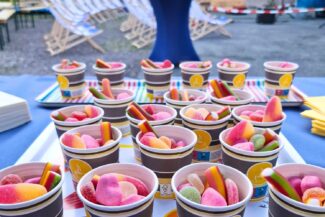 Becher mit Süßigkeiten für die Kinogäste