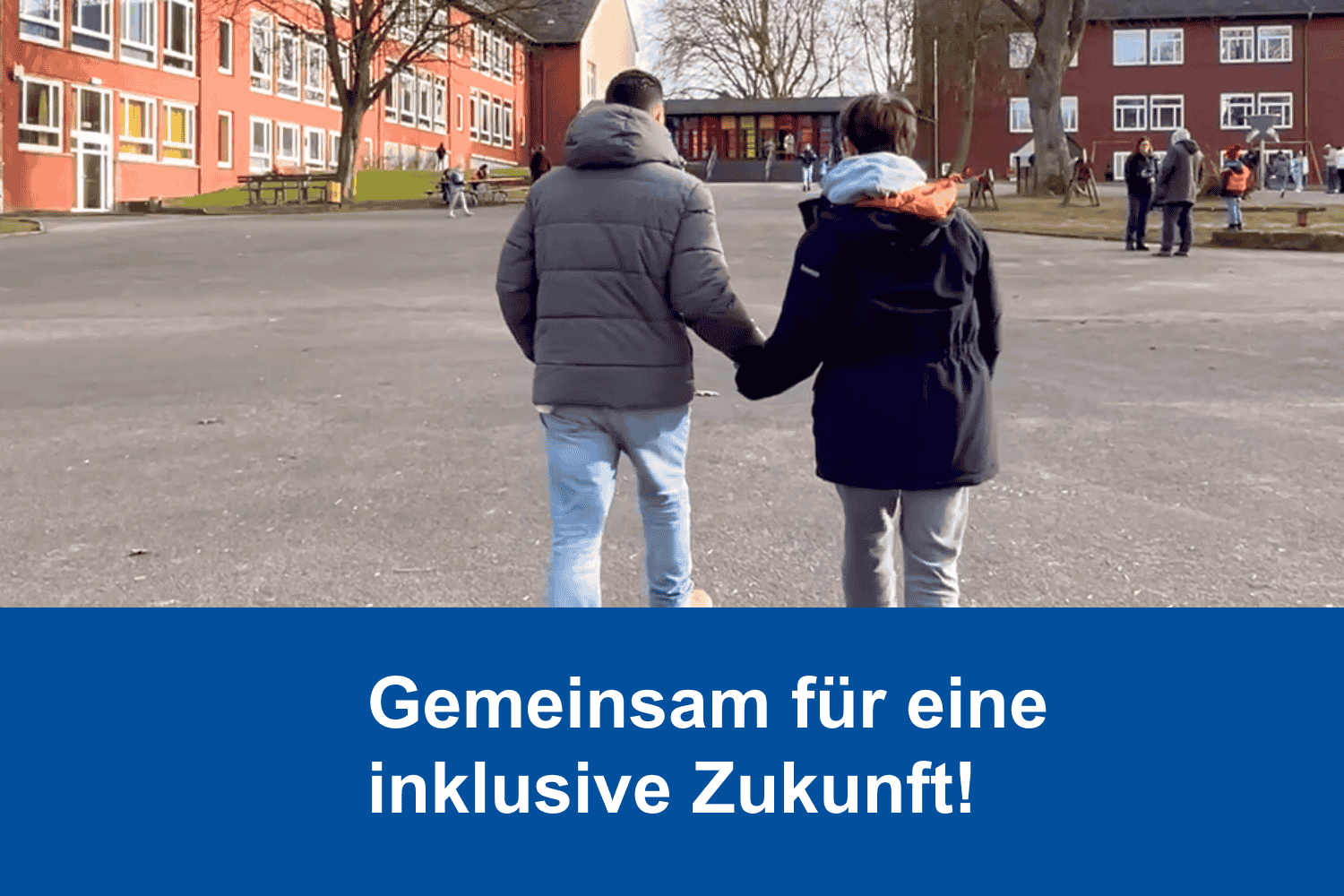 Ein Schulbegleiter der Familien-und Krankenpflege Bochum geht Hand in Hand mit seinem Schulkind über en Schulhof. Wir sehen die beiden Personen von hinten, im Hintergrund sehen wir das Schulgebäude und den Schulhof