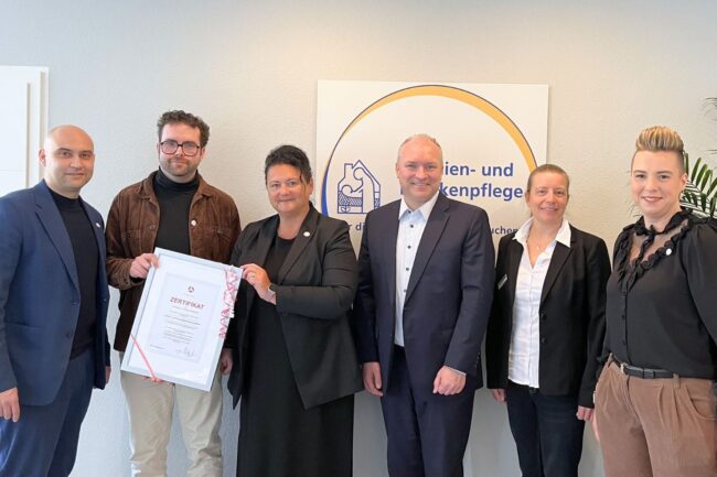 Verleihung des Ausbildungszertifikats bei der Familien- und Krankenpflege Bochum.