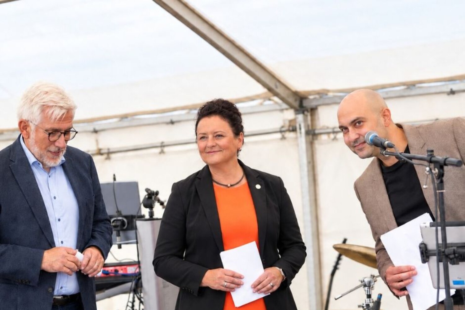 Oberbürgermeister der Stadt Bochum (r.i.B.) neben der Geschäftsführung der Familien und Krankenpflege Bochum mit Silke Jacobsen und Daniel Feras Hammad (l.i.B) auf dem Rednerpodium.