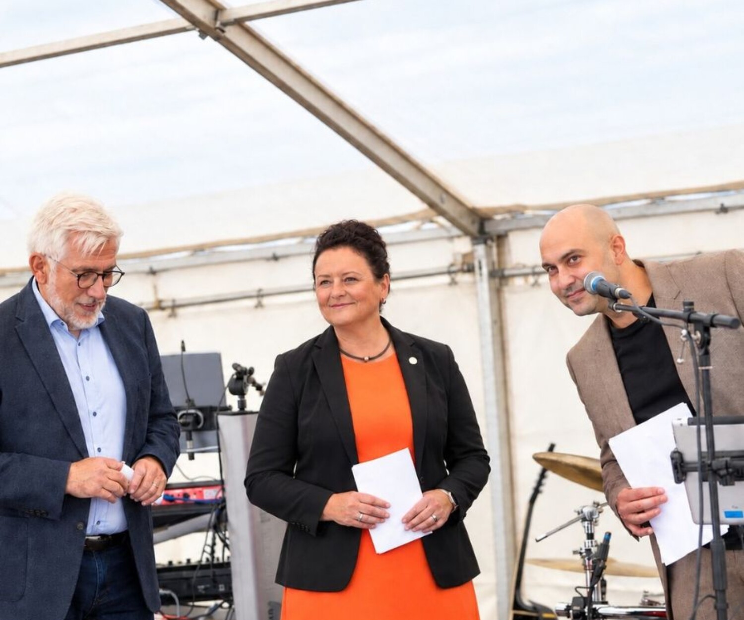 Oberbürgermeister der Stadt Bochum (r.i.B.) neben der Geschäftsführung der Familien und Krankenpflege Bochum mit Silke Jacobsen und Daniel Feras Hammad (l.i.B) auf dem Rednerpodium.