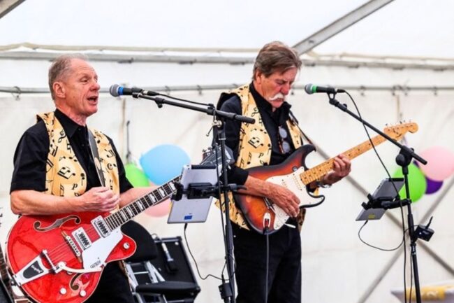 Zwei Musiker der Band "the Firebirds" performen auf dem Jubiläumsfest der Familien und Krankenpflege Bochum.